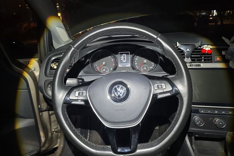 Used Volkswagen Golf 2017 230TSI Automatic Luxury Million-Vehicle Commemorative Edition Steering Wheel