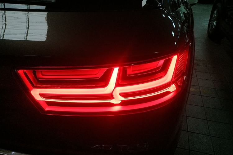 Used Audi Q7 2018 40 TFSI Comfort Model Right Rear Taillight