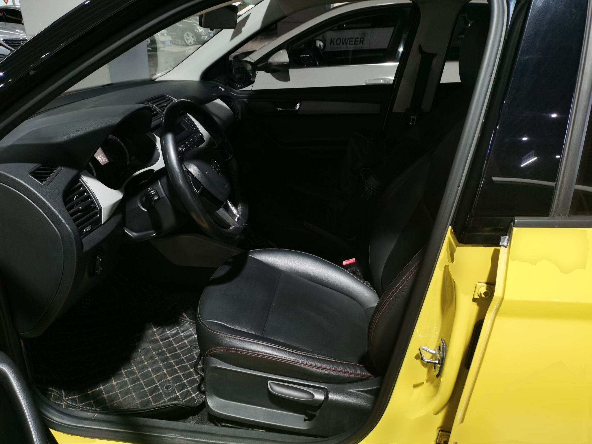 المقاعد الأمامية داخل السيارة