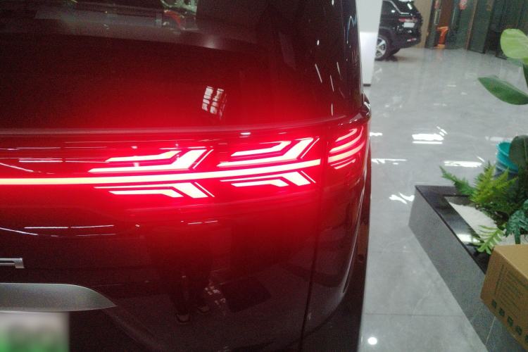 Used Denza D9 2025 DM-i Intelligent Drive 1020 Four-Wheel Drive Flagship Model
