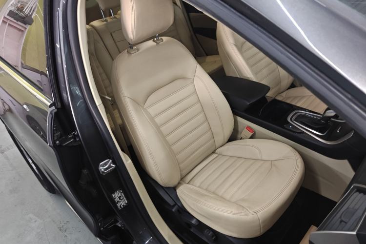 Used Ford Edge 2015 2.0T GTDi Two-Wheel-Drive Elite Edition Right Front Seat