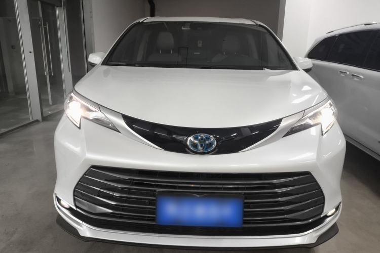 Used Toyota SIENNA 2023 2.5L Hybrid Luxury Edition Front