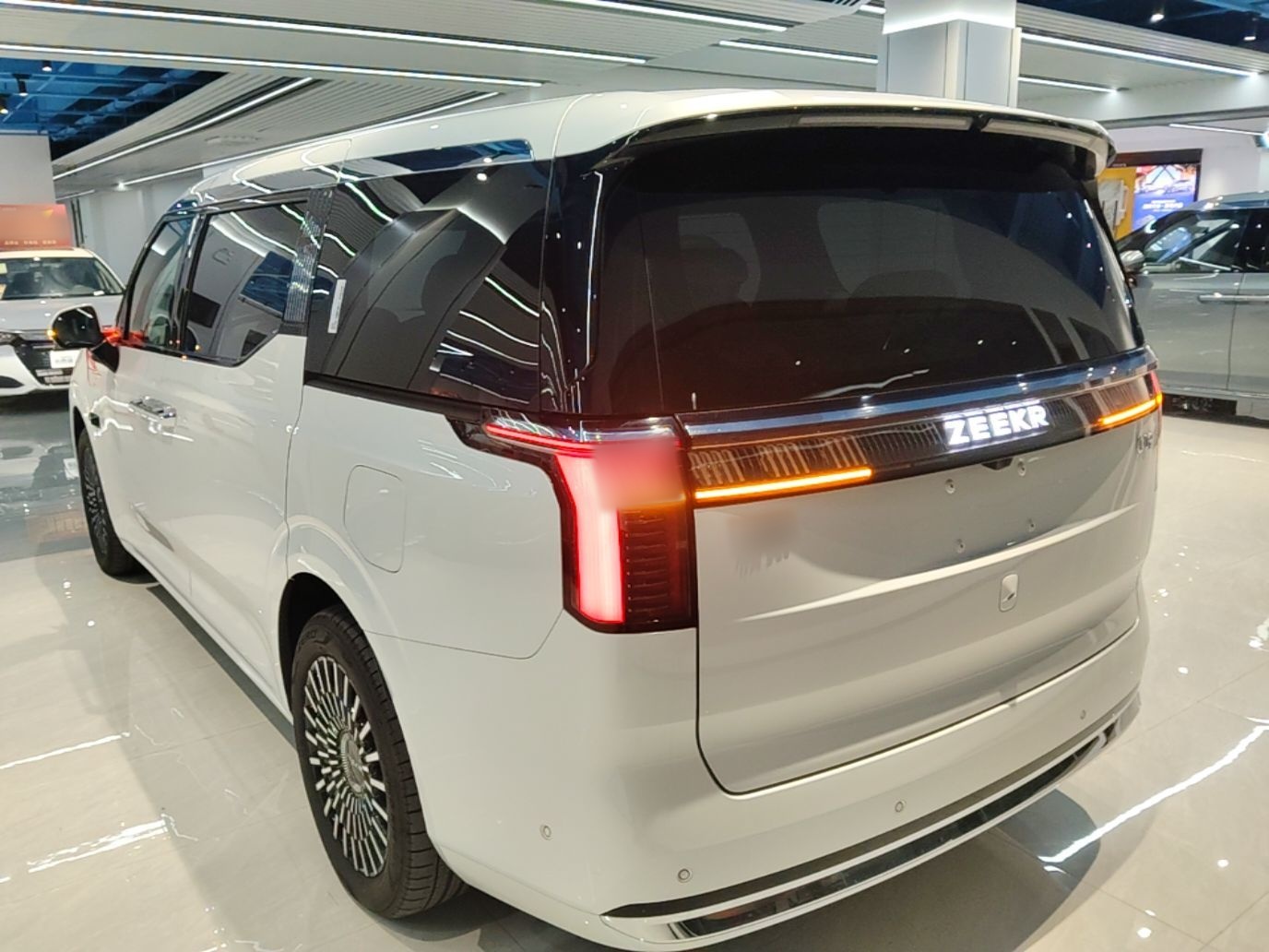 Zeekr 009 2024 Six-Seat Executive Version 4WD 108 kWh — снимка 4