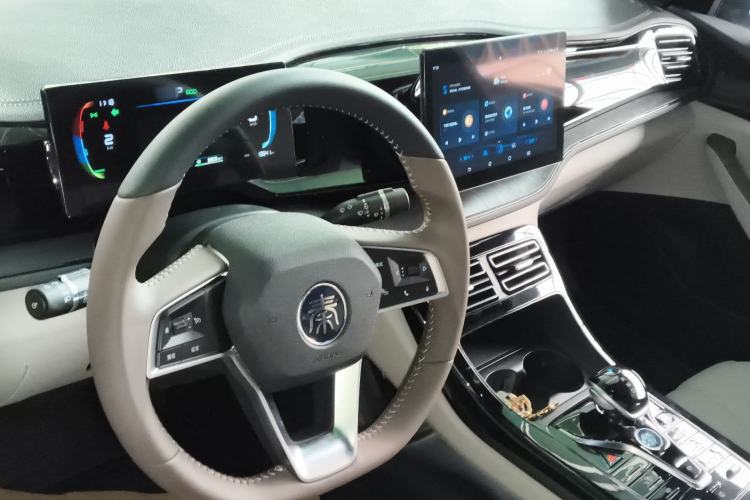 Used BYD Qin PLUS 2023 Champion Edition DM-i 55KM Leading Model Center Console