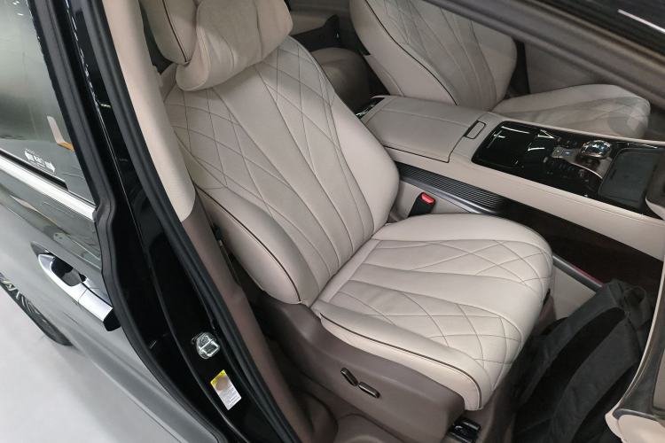 Used Denza D9 2024 DM-i 1050 Luxury Model
