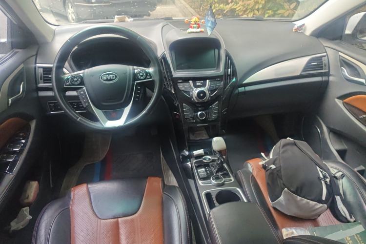 Used BYD Qin New Energy 2015 1.5T Dual-Crown Flagship Plus Edition Center Console