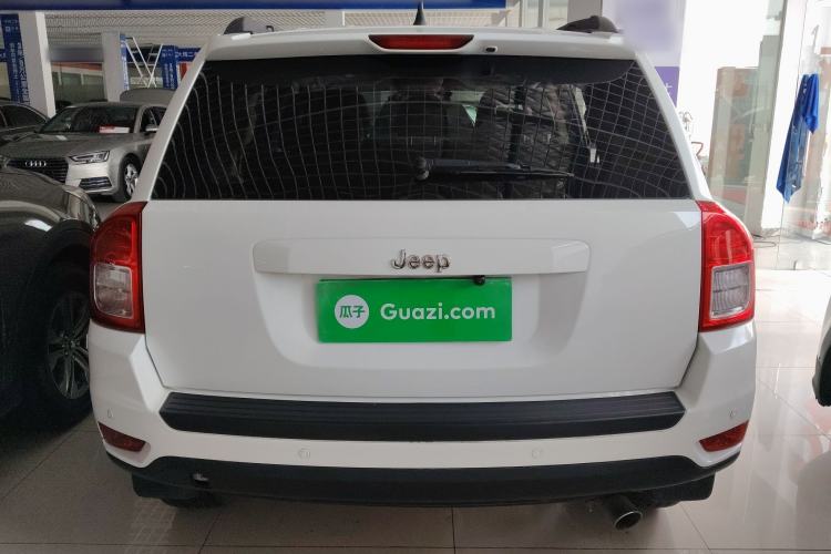 Used Jeep Compass 2013 2.4L four-wheel-drive sport version Rear