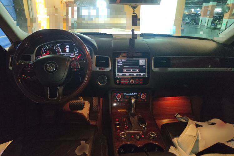 Used Volkswagen Touareg 2011 3.0 TSI Luxury Edition Center Console