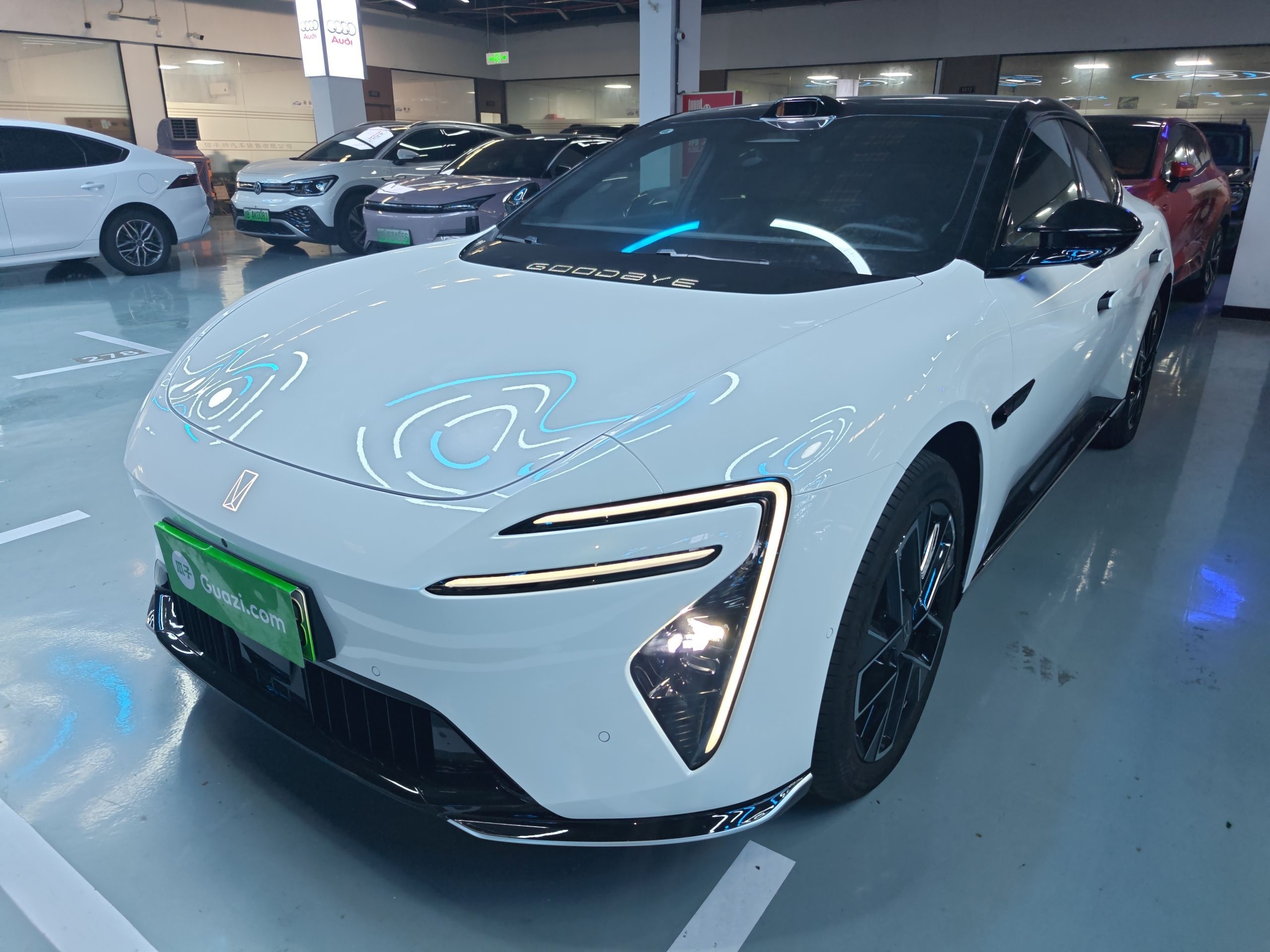 تحت مقدمة السيارة