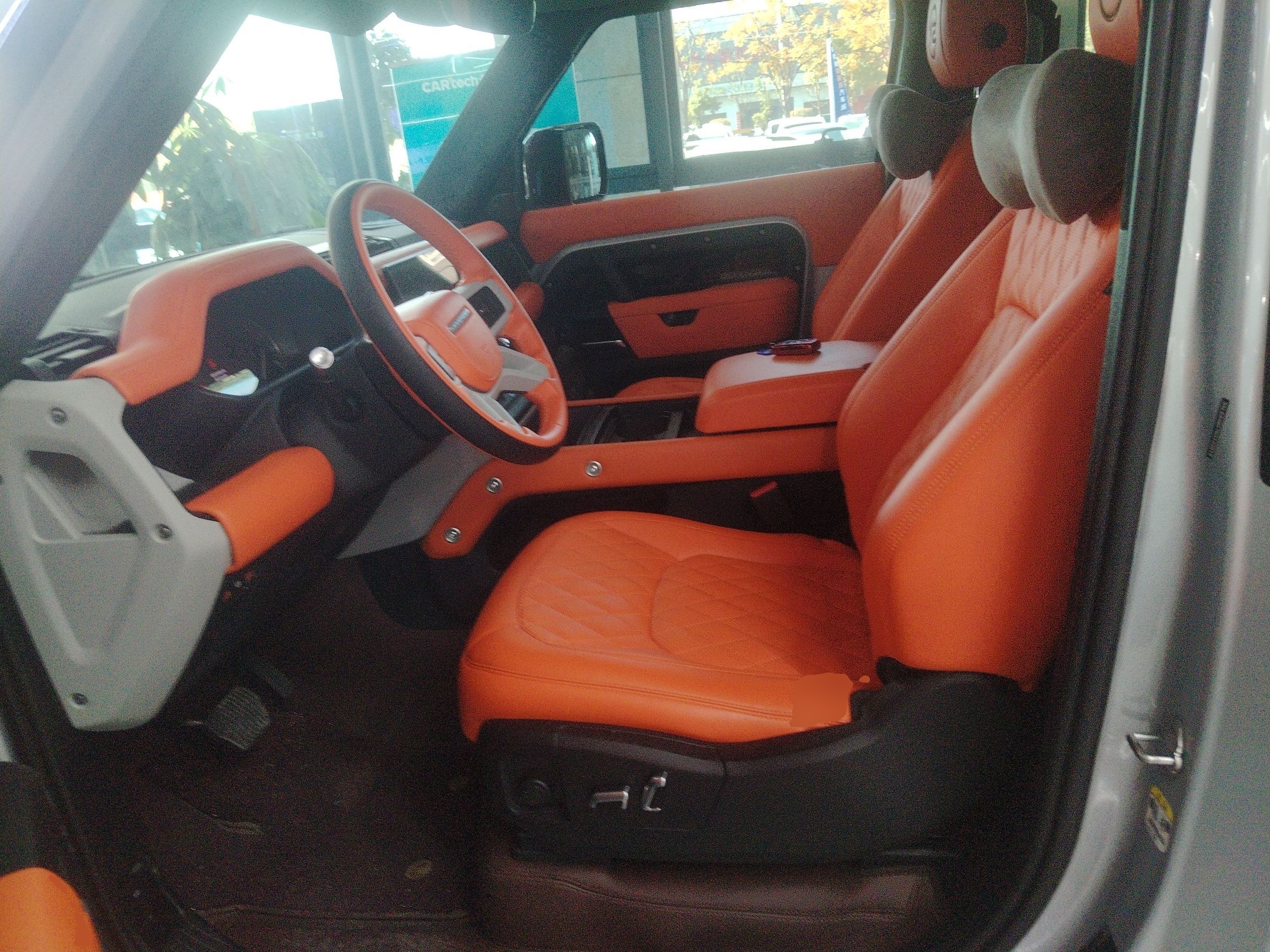 المقاعد الأمامية داخل السيارة