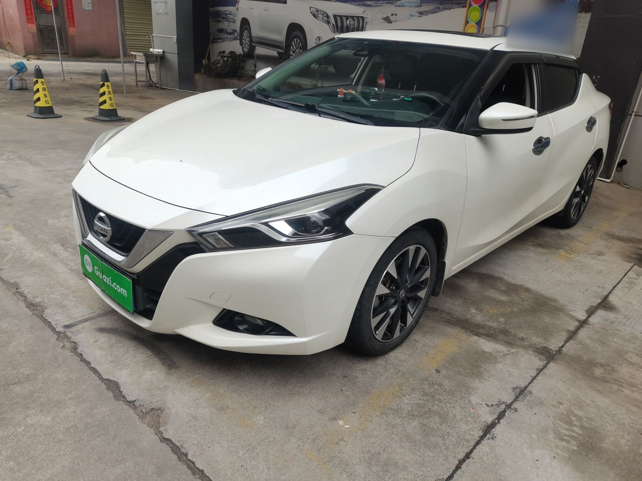 Под передней частью автомобиля