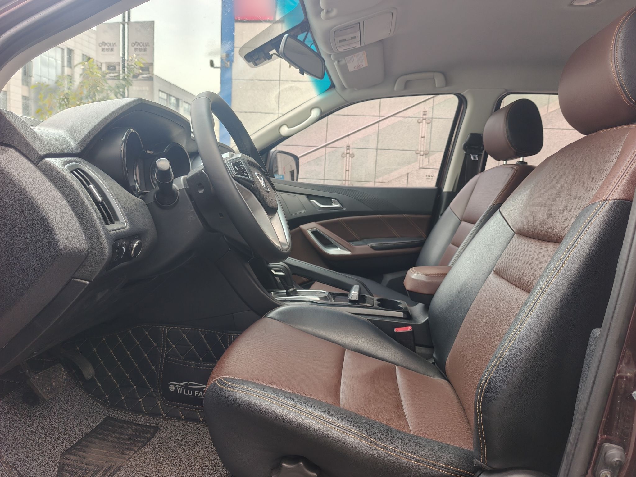 المقاعد الأمامية داخل السيارة