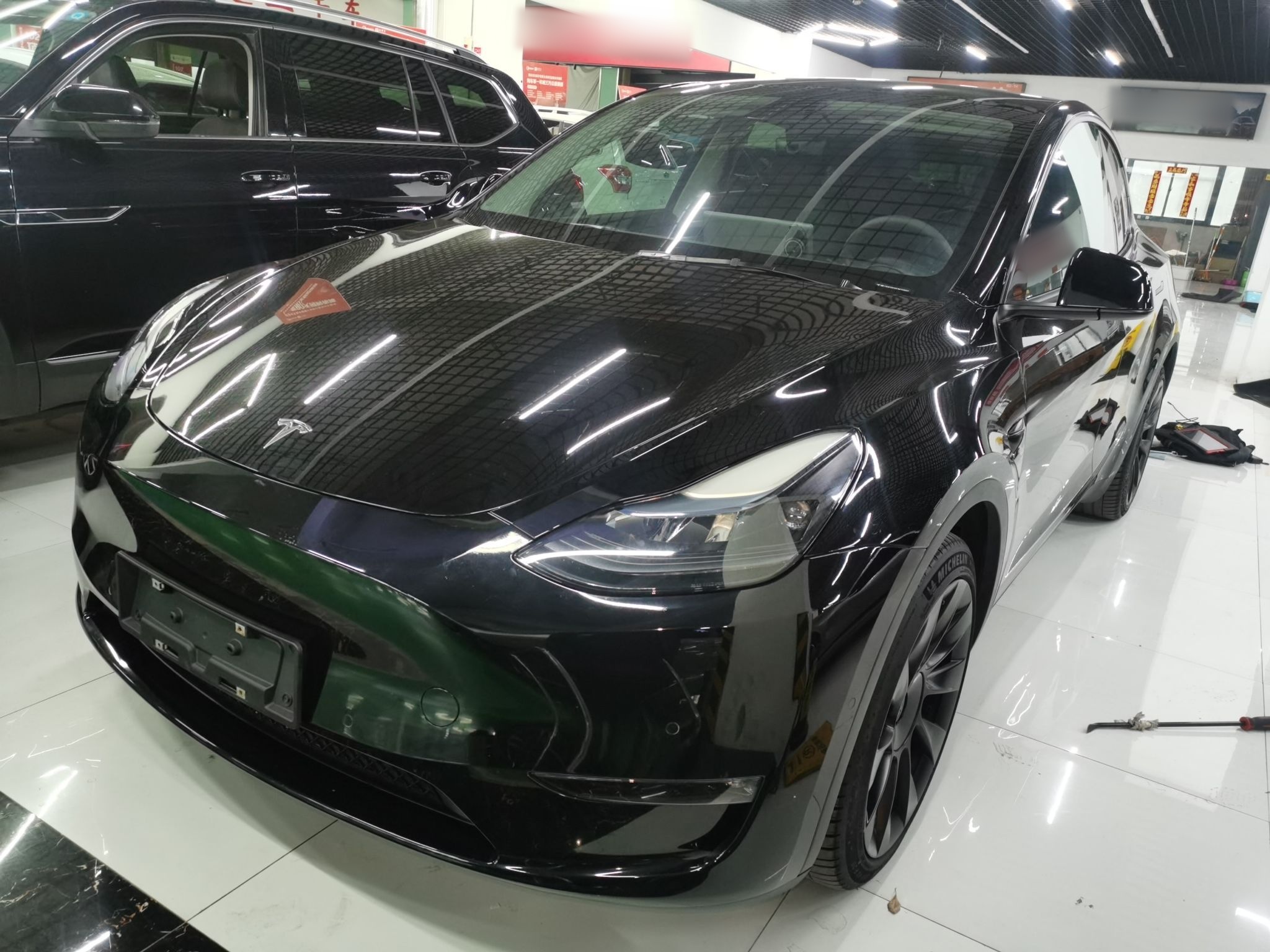 تحت مقدمة السيارة