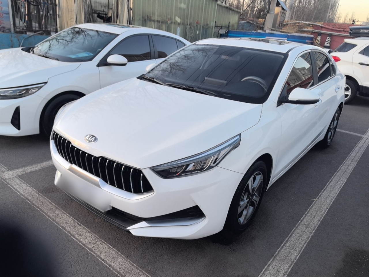 تحت مقدمة السيارة