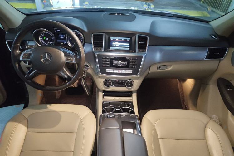 Used Mercedes-Benz M-Class 2014 ML 320 4MATIC Center Console