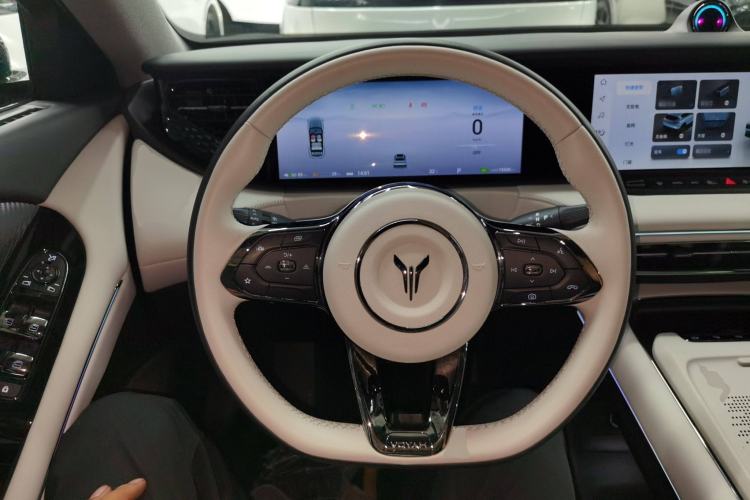 Used VOYAH FREE 2025 318 259 km All-Wheel-Drive Exploration Edition Steering Wheel