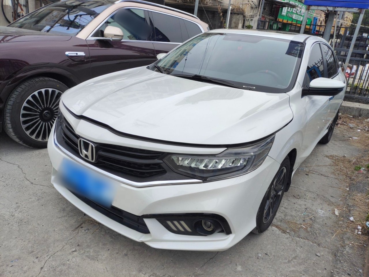 تحت مقدمة السيارة