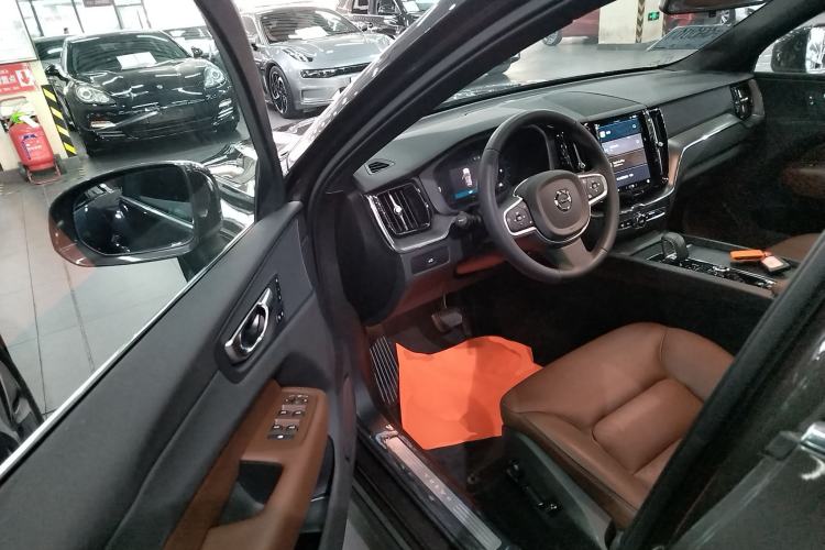 Used Volvo XC60 2025 B5 4x4 Smart Luxury Edition