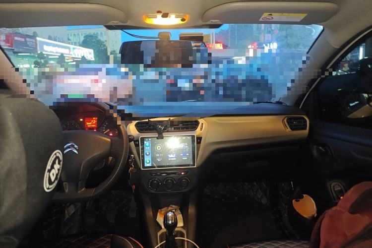 Used Citroen Elysee 2015 Zhishang Edition 1.6L Manual Fashion Model Center Console