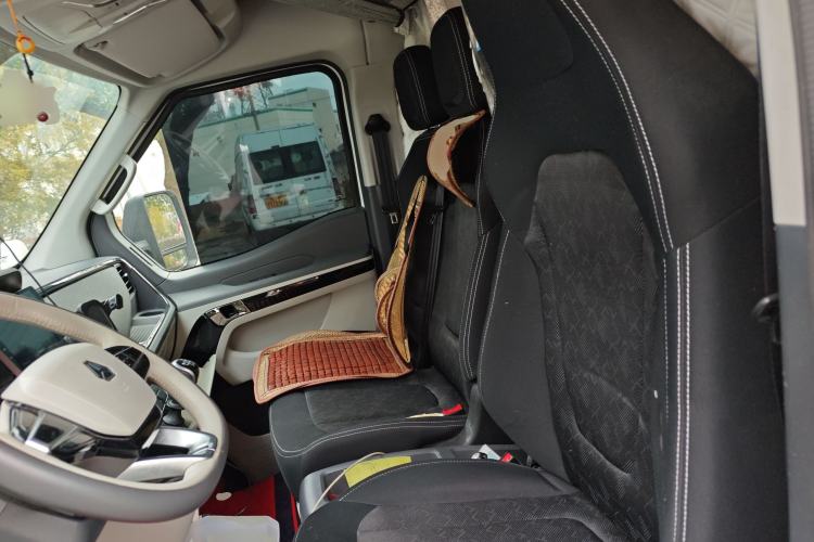 Used Sinotruk Pioneer V 2024 Multi-Function Edition 2.0T Manual Mid-Roof with Central Axle
