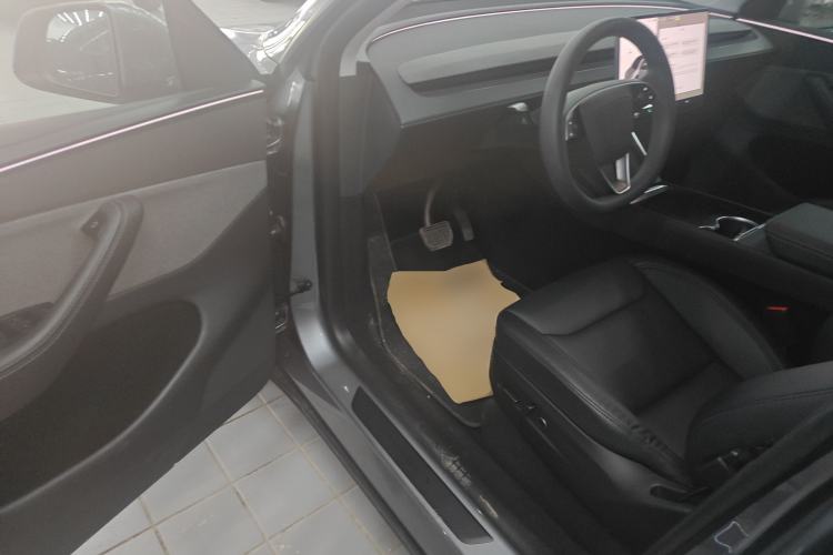 Used Tesla Model Y 2025 Rear-Wheel Drive First Edition Driver Seat