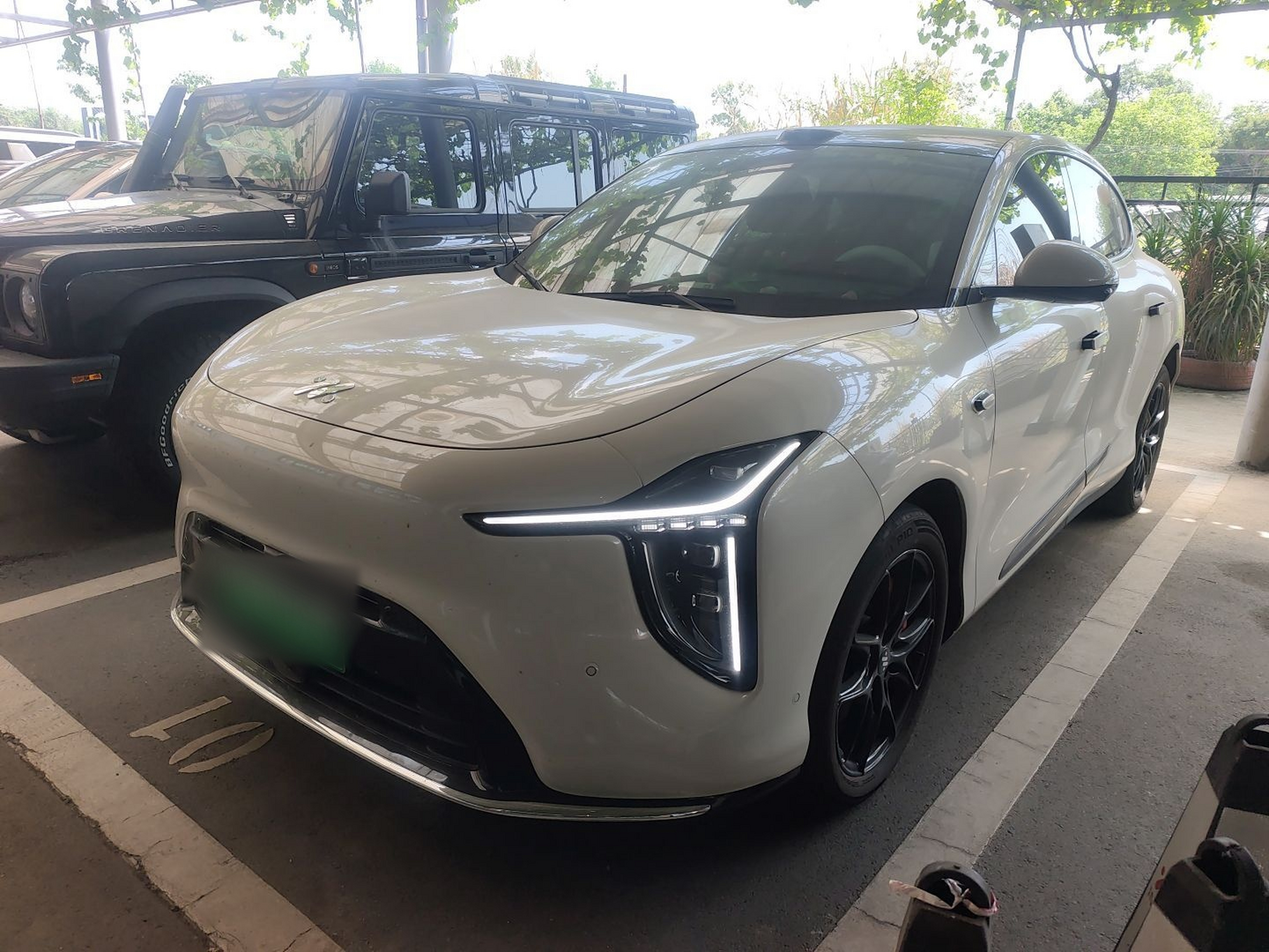 تحت مقدمة السيارة