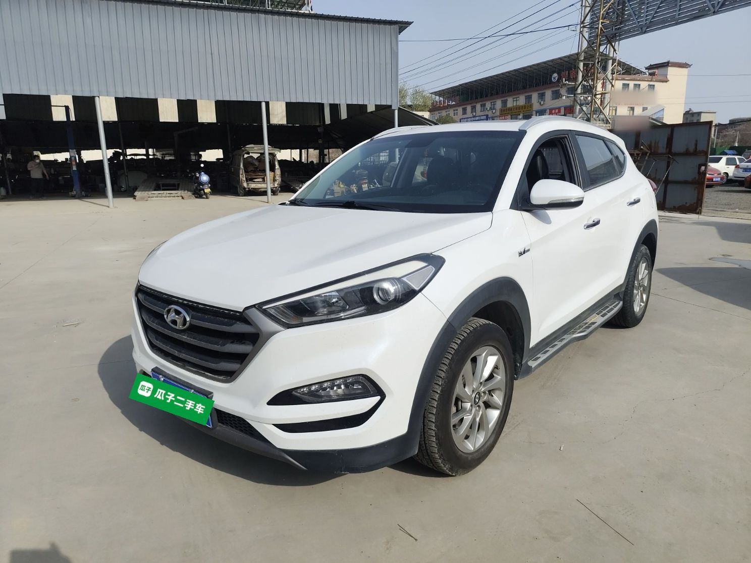 تحت مقدمة السيارة