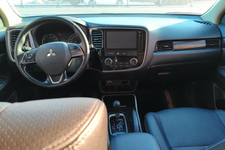 Used Mitsubishi Outlander 2018 2.0L Two-Wheel Drive Glory Edition 5 Seats
