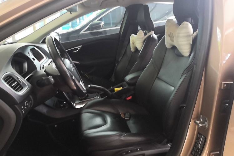 Used Volvo V40 2015 1.6T Zhiya Edition
