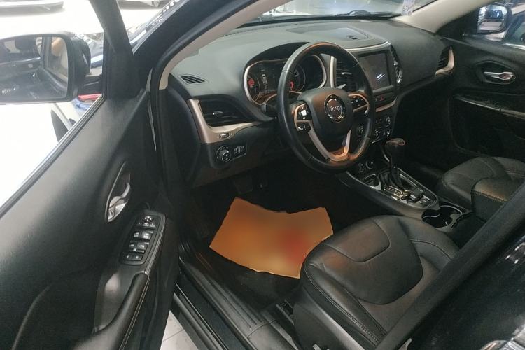 Used Jeep Cherokee 2016 2.4L Leading Smart Version
