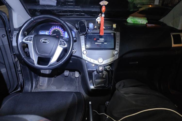 Used BYD S6 2014 2.0L Manual Luxury 7-Seater Center Console