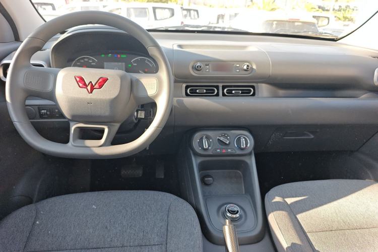 Used Wuling Hongguang New Energy 2025 Extended-Range Hybrid 50 km Utility Version Center Console