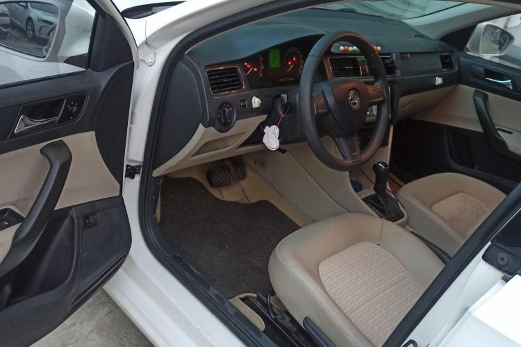 Used Skoda Rapid 2015 1.6L Automatic Smart Selection Model Interior 2