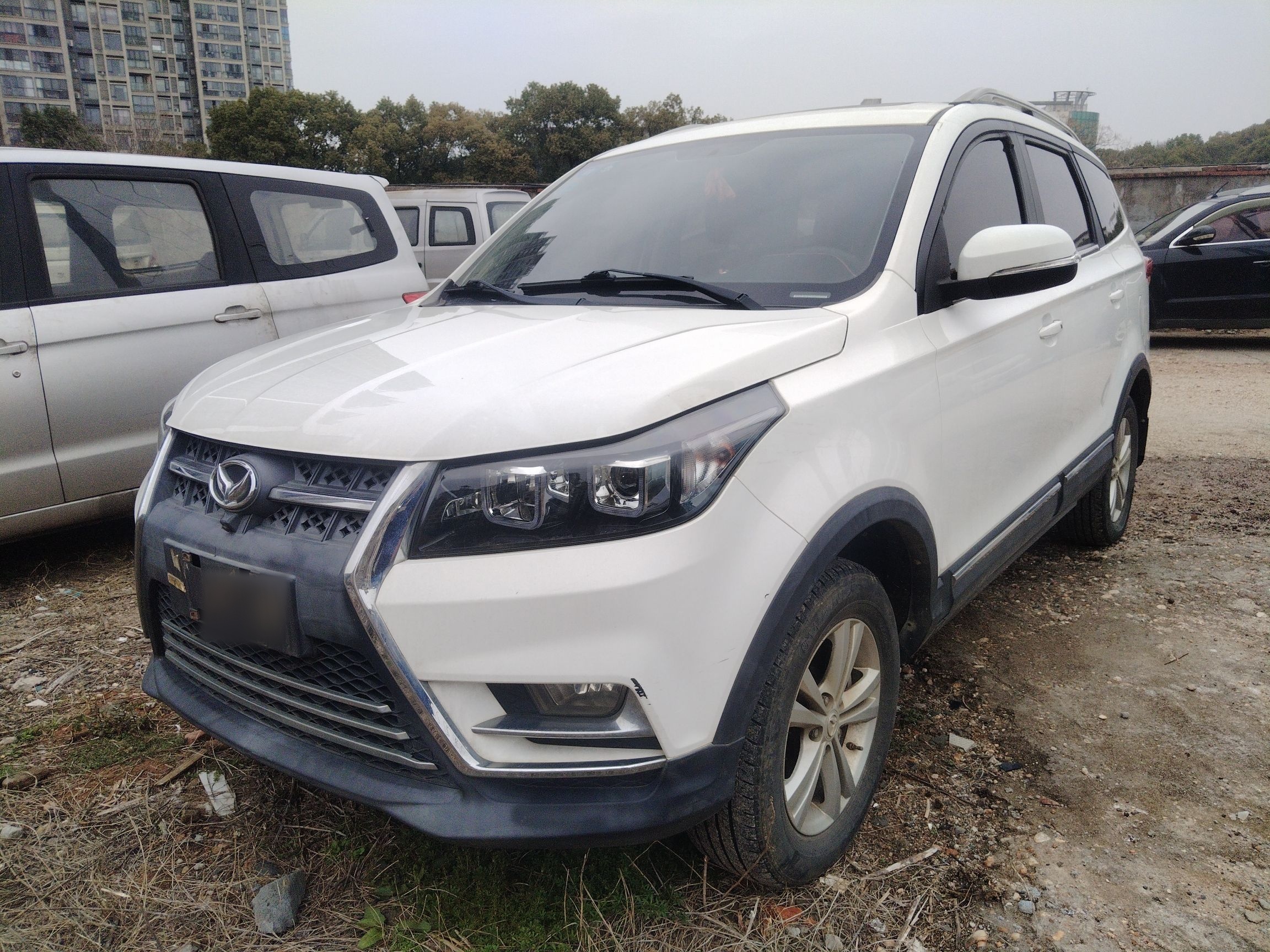 Под передней частью автомобиля