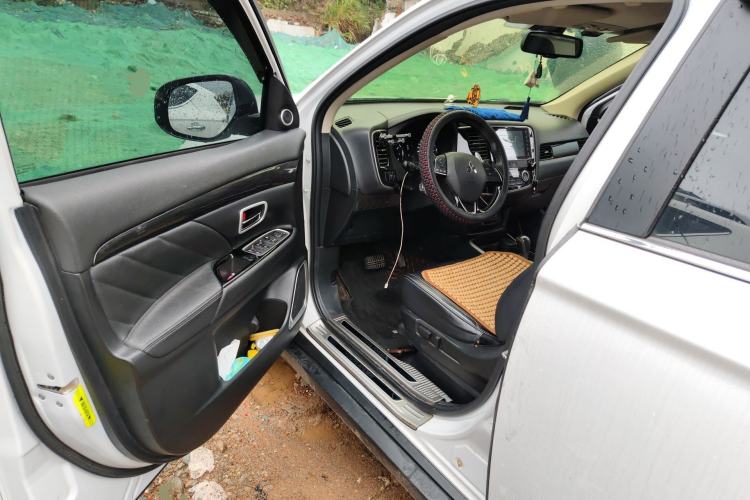 Used Mitsubishi Outlander 2019 2.4L Two-Wheel Drive ZhiXing Version 5 Seats China V Emission Standard