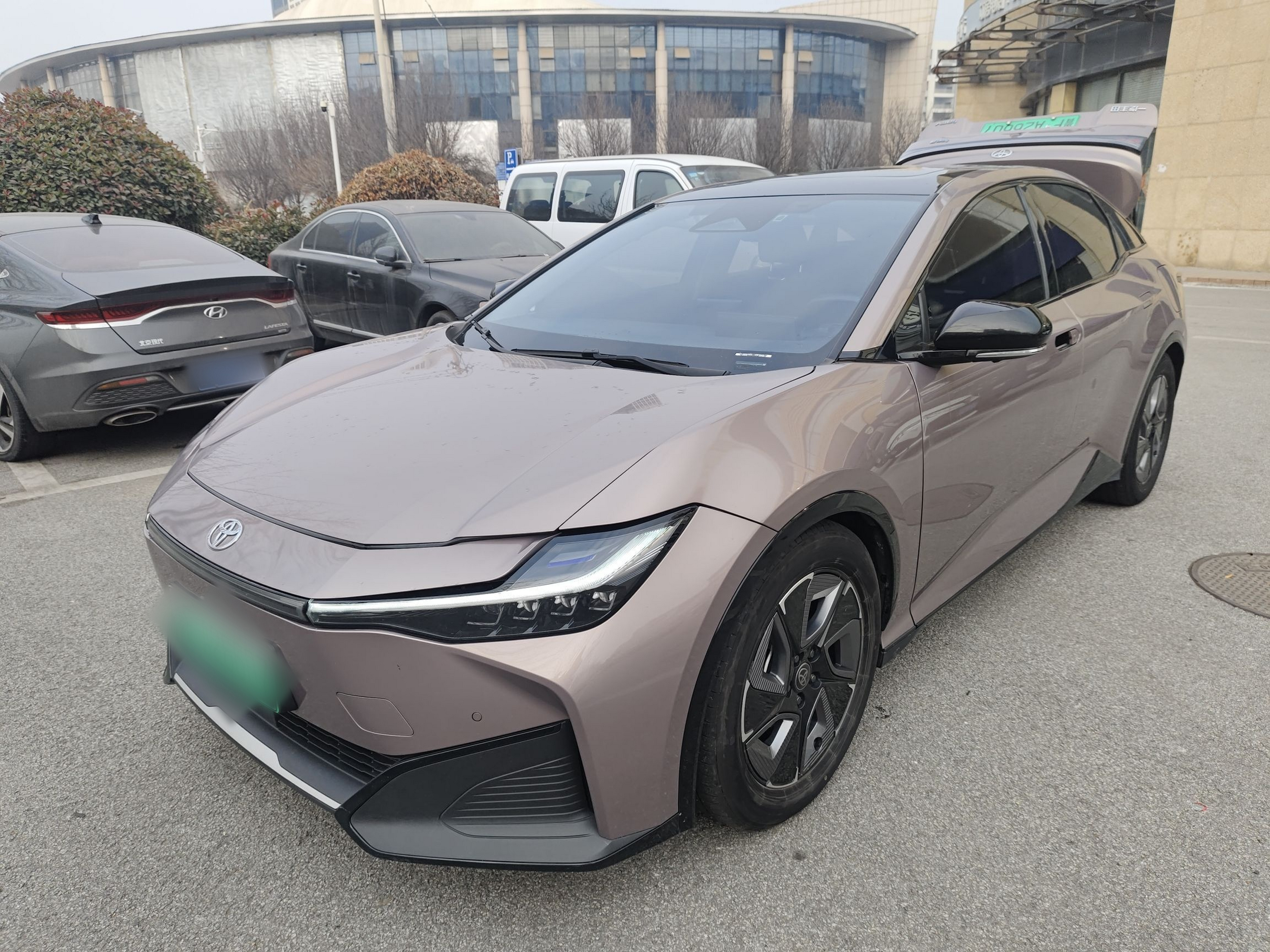 Под передней частью автомобиля