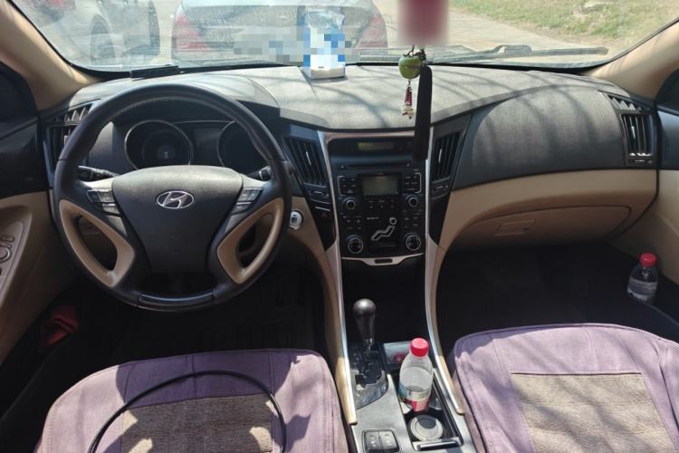 Used Hyundai Sonata 2011 2.0L Automatic Luxury Edition Center Console