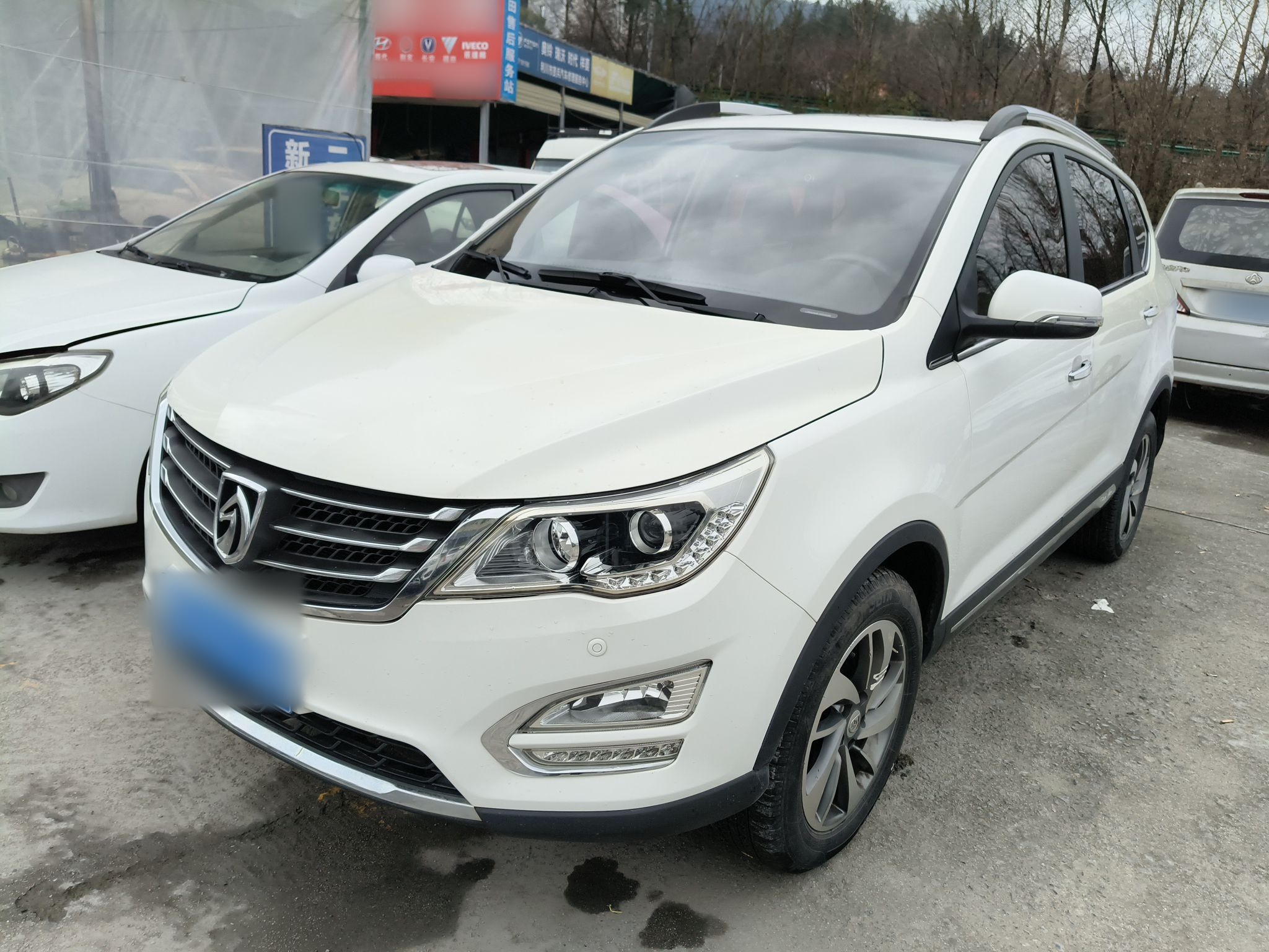 Под передней частью автомобиля