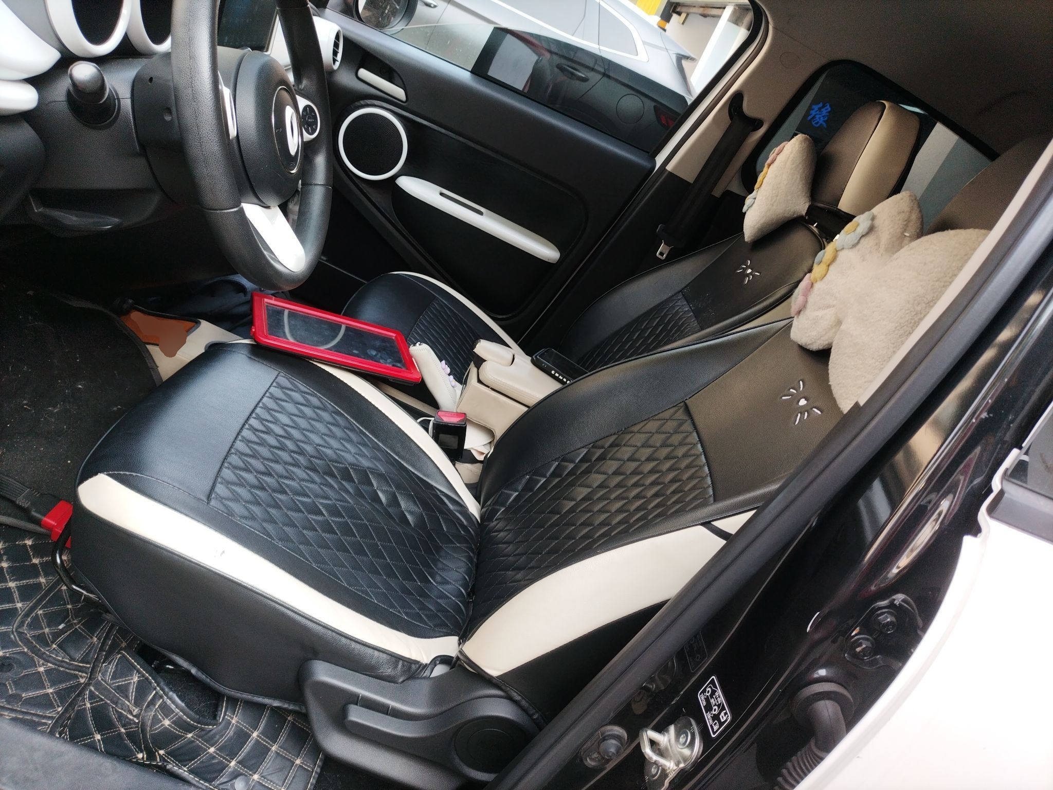 المقاعد الأمامية داخل السيارة