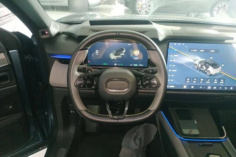 Used Lynk & Co 08 EM-P 2025 220 km All-Wheel-Drive Performance Halo