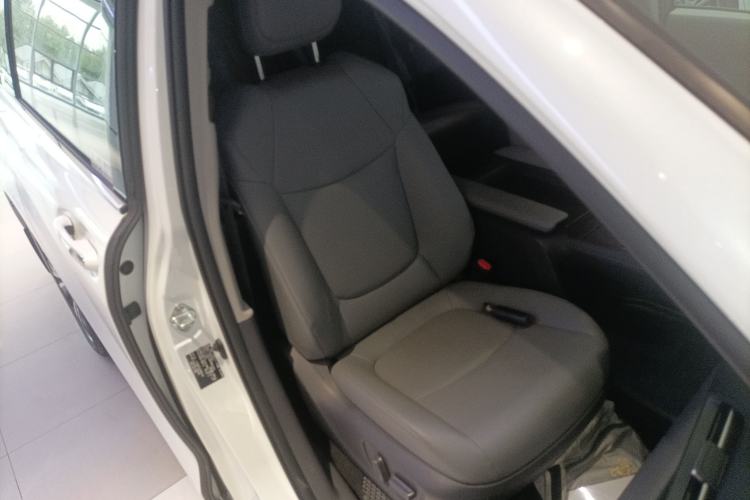 Used Toyota Granvia 2022 2.5L Hybrid Premium Edition
