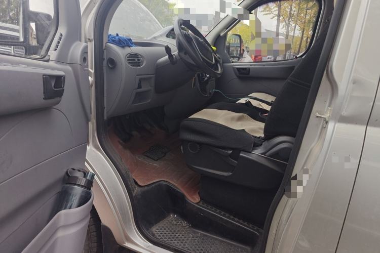 Used SAIC MAXUS Xintu V80 2019 2.5T Classic Model 6-Speed Manual Aotong Long Wheelbase Mid-Height 7-Seater
