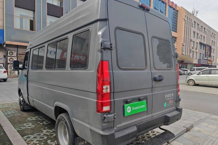 Used Iveco Daily 2023 2.5T A37M1 Multi-Purpose Passenger Vehicle Long Wheelbase Mid-Roof Design Dual Side Sliding Doors Automatic Transmission
