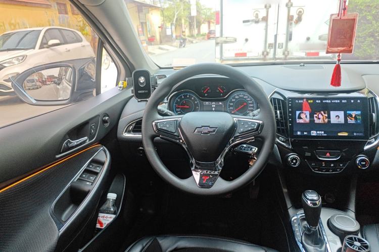 Used Chevrolet Cruze 2018 Hatchback 320 Automatic Pioneer Sunroof Edition Steering Wheel