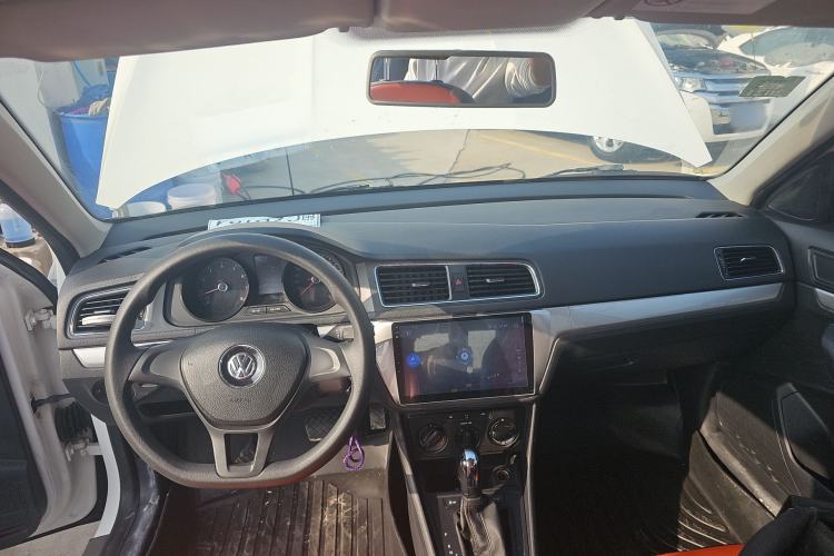 Used Volkswagen Gran Lavida 2017 1.6L Automatic Fashion Edition Center Console