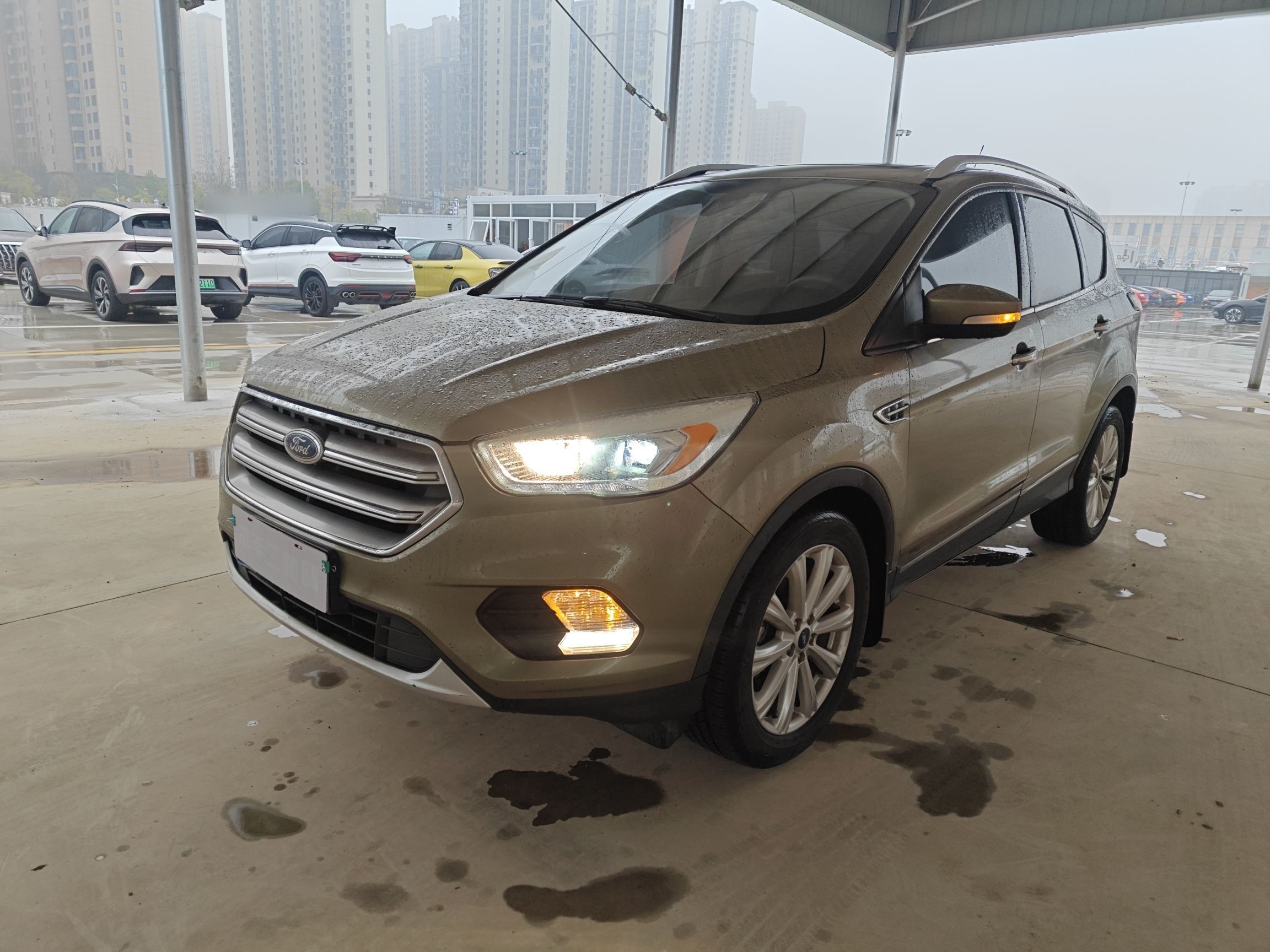 Под передней частью автомобиля