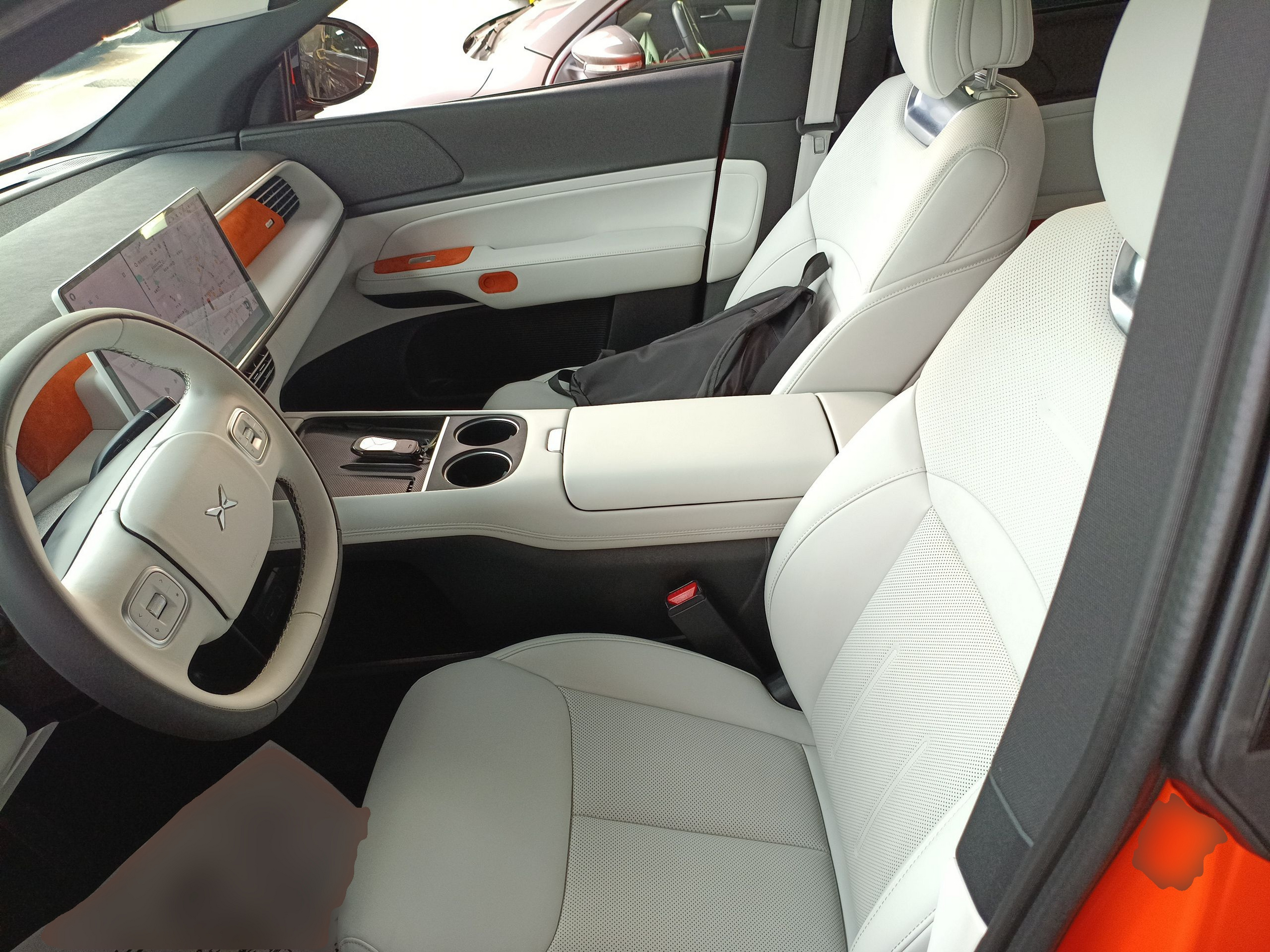 المقاعد الأمامية داخل السيارة