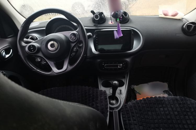 Used smart forfour 2016 1.0L 52 kW Passion Edition Center Console