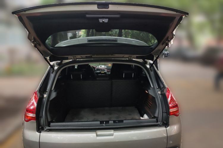 Used Peugeot 3008 2015 2.0L Automatic Trend Edition Trunk