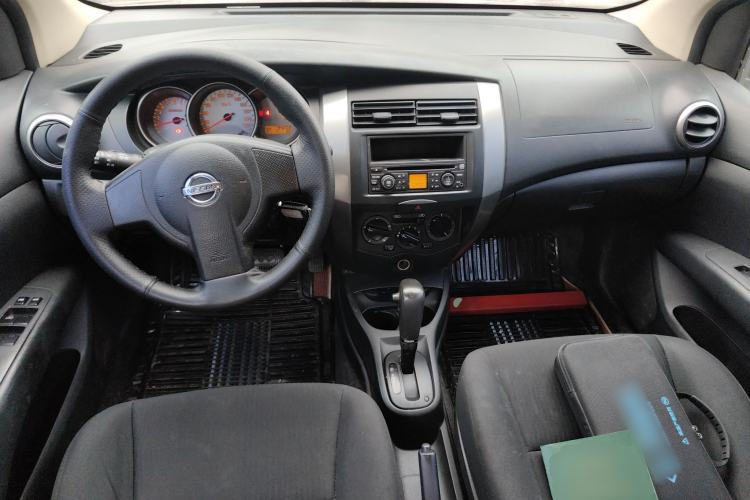 Used Nissan Livina 2010 Jingyue Edition 1.6L Automatic All-in-One Model Center Console